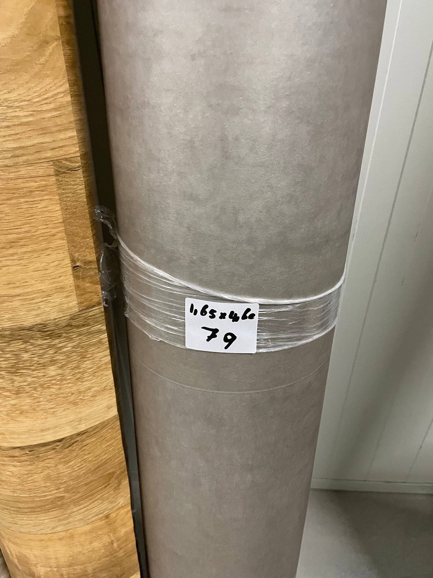 Betonlook Tegelmotief Vinyl Restpartij | 1,65x4,60mtr - Vinylrestpartij.nl 