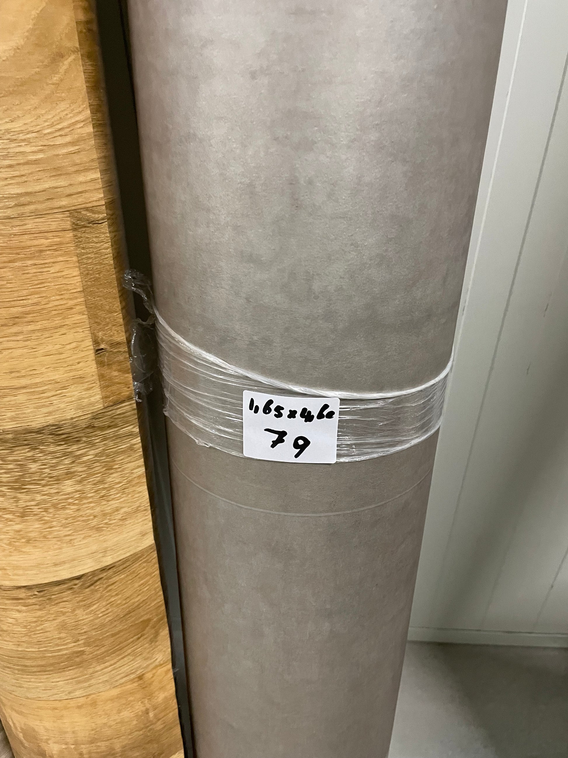 Betonlook Tegelmotief Vinyl Restpartij | 1,65x4,60mtr - Vinylrestpartij.nl 