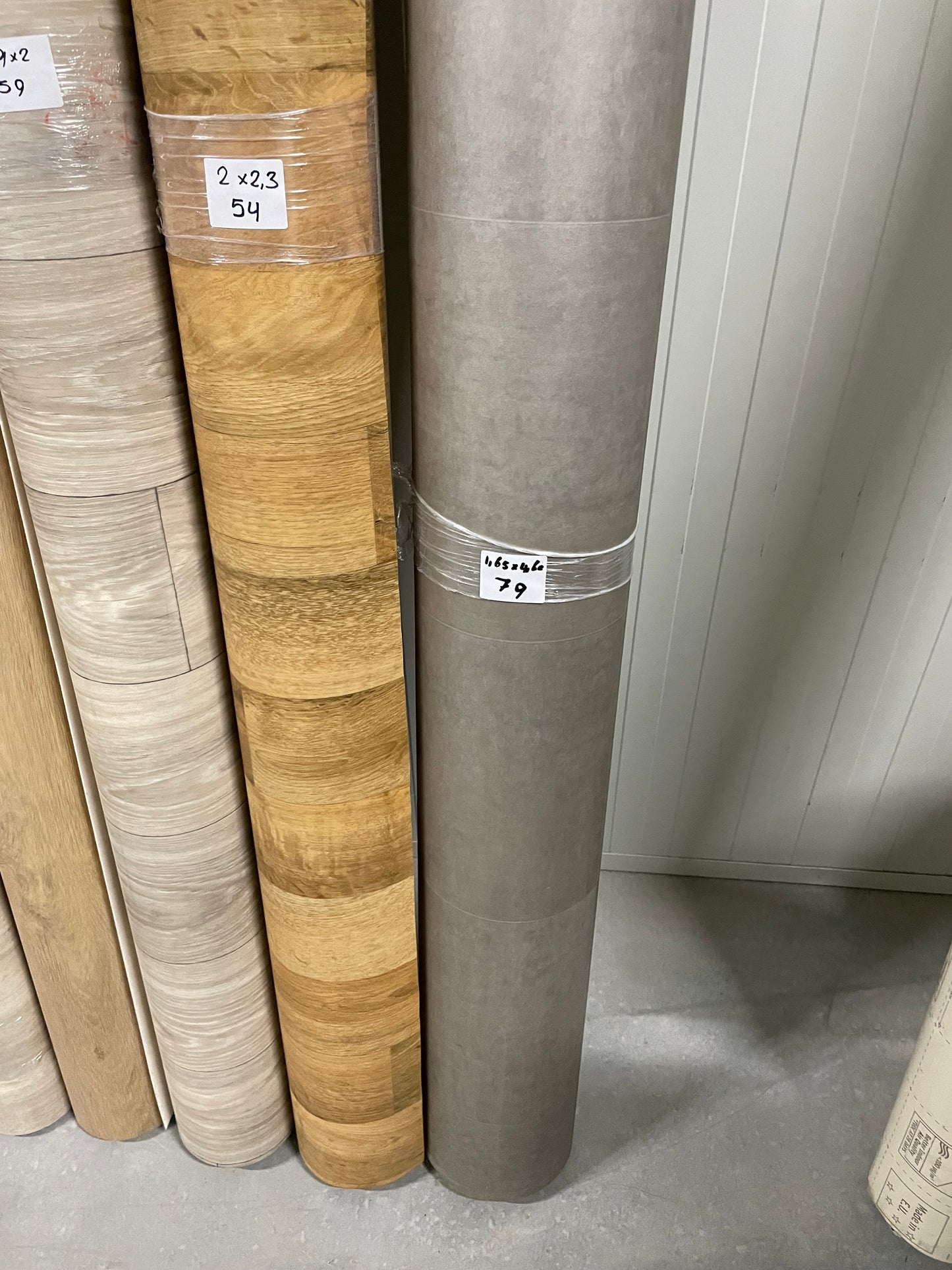 Betonlook Tegelmotief Vinyl Restpartij | 1,65x4,60mtr - Vinylrestpartij.nl 