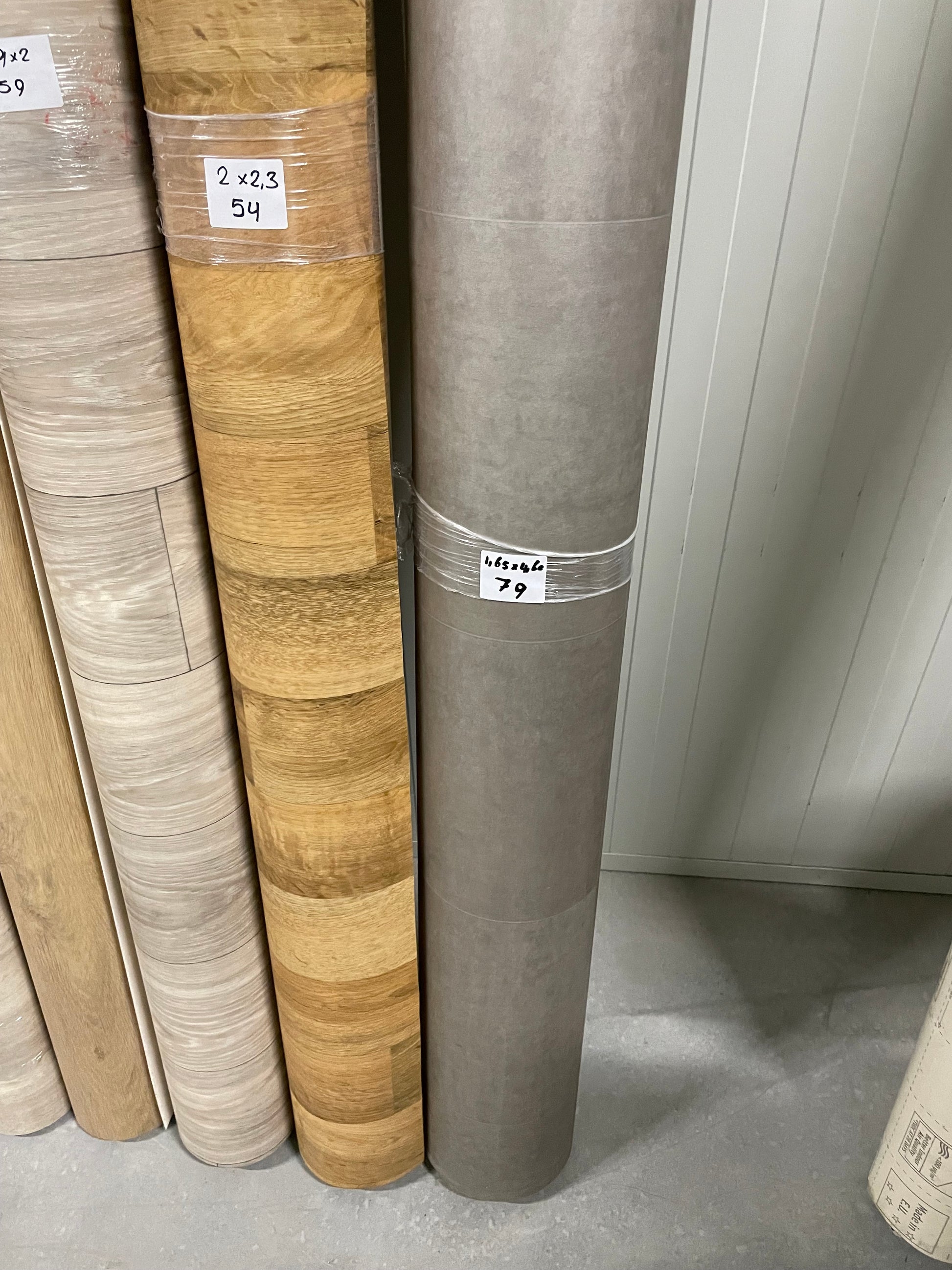 Betonlook Tegelmotief Vinyl Restpartij | 1,65x4,60mtr - Vinylrestpartij.nl 
