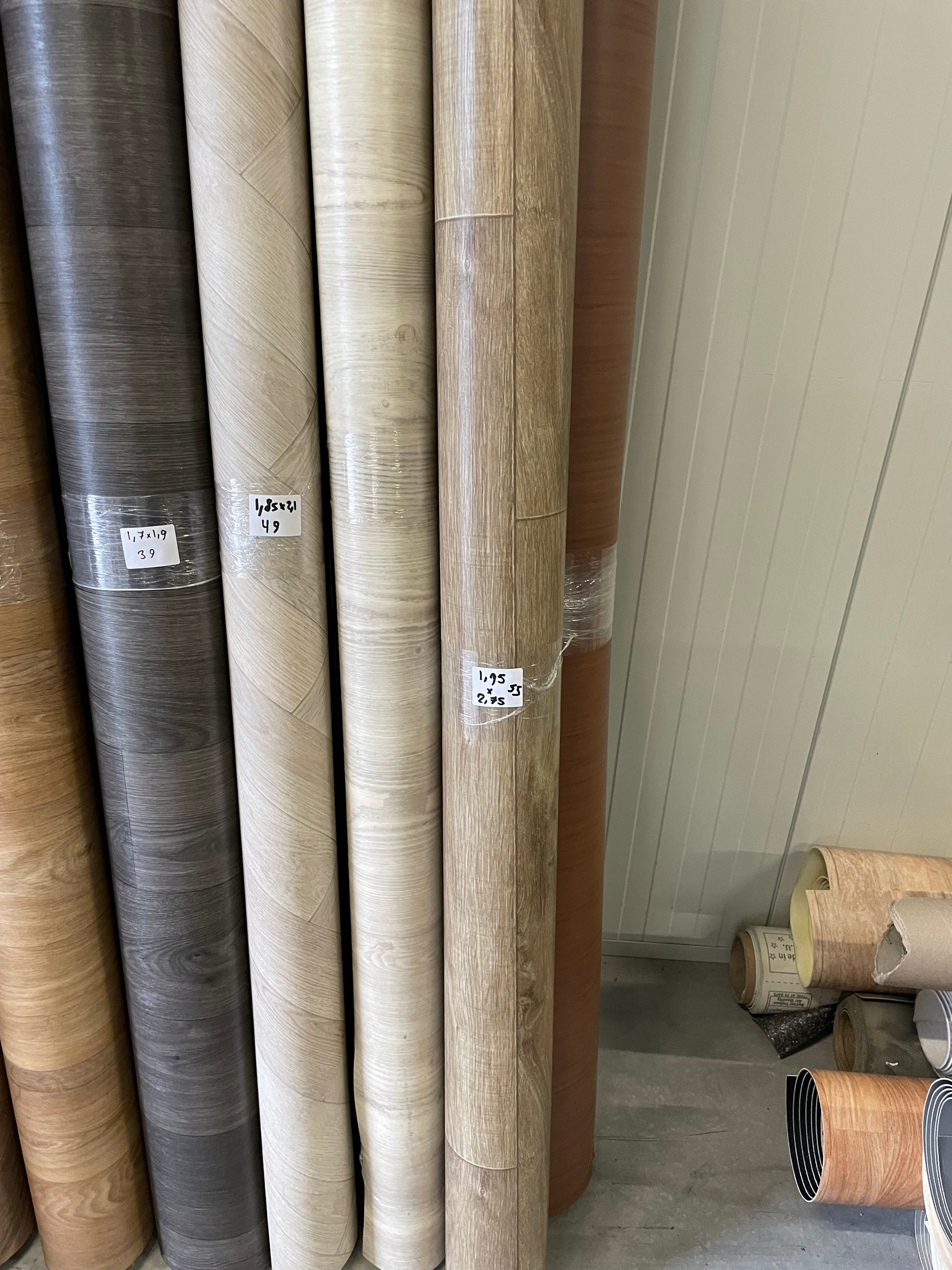 Bruin Eiken Vinyl Restpartij | 1,95x2,75mtr - Vinylrestpartij.nl 