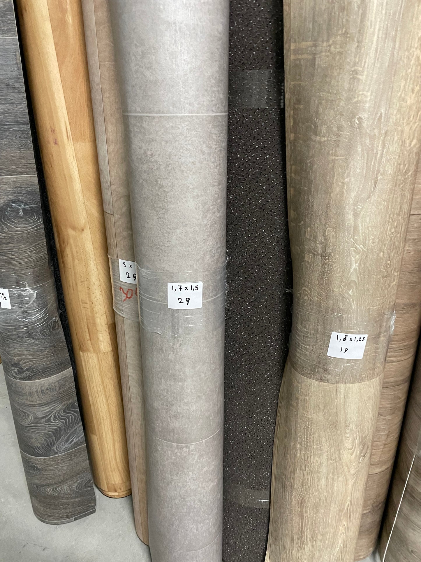 Grijs Betonlook Tegelmotief Vinyl Restpartij | 1,50x1,70mtr - Vinylrestpartij.nl 