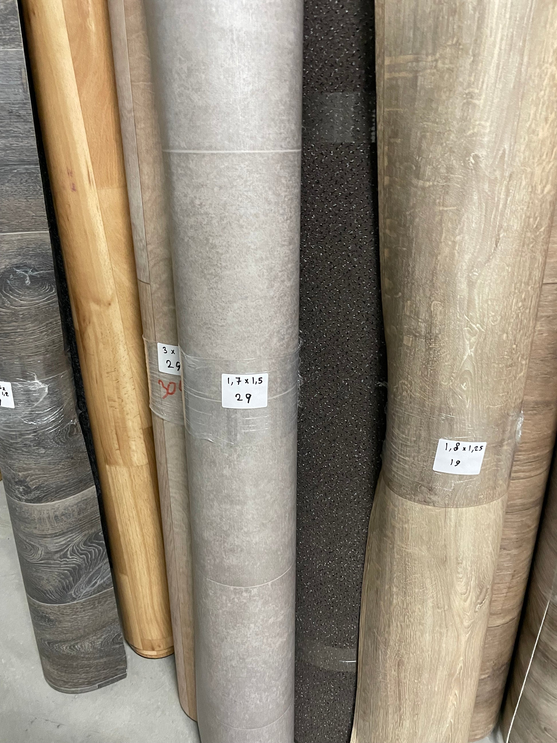 Grijs Betonlook Tegelmotief Vinyl Restpartij | 1,50x1,70mtr - Vinylrestpartij.nl 
