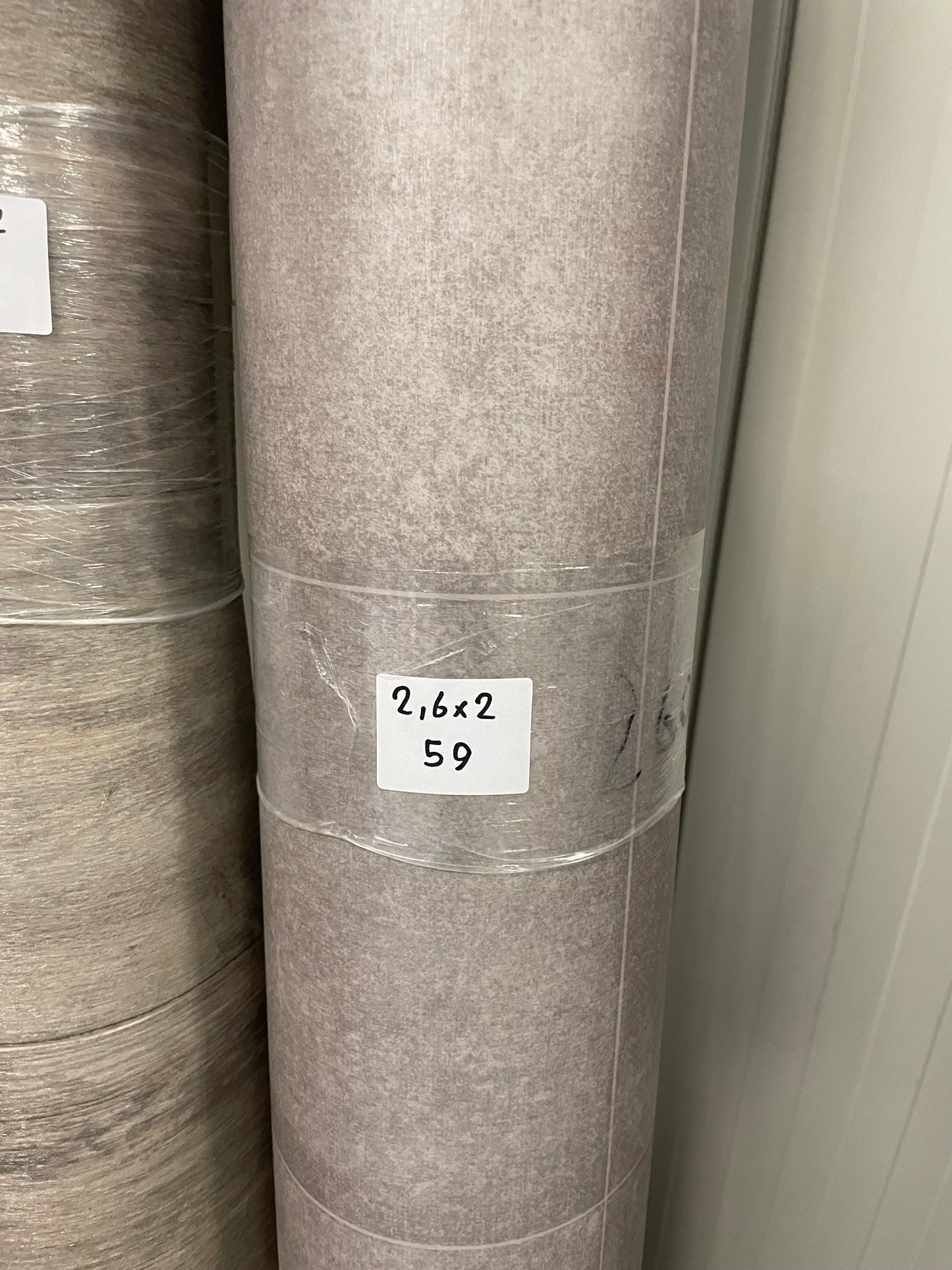 Grijs Tegelmotief Betonlook Vinyl Restpartij | 2,00x2,60mtr - Vinylrestpartij.nl 