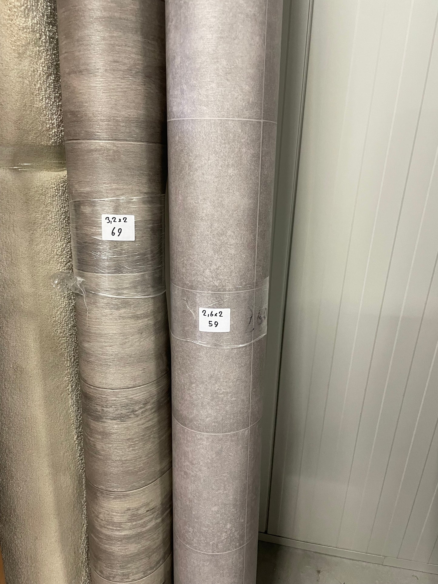 Grijs Tegelmotief Betonlook Vinyl Restpartij | 2,00x2,60mtr - Vinylrestpartij.nl 