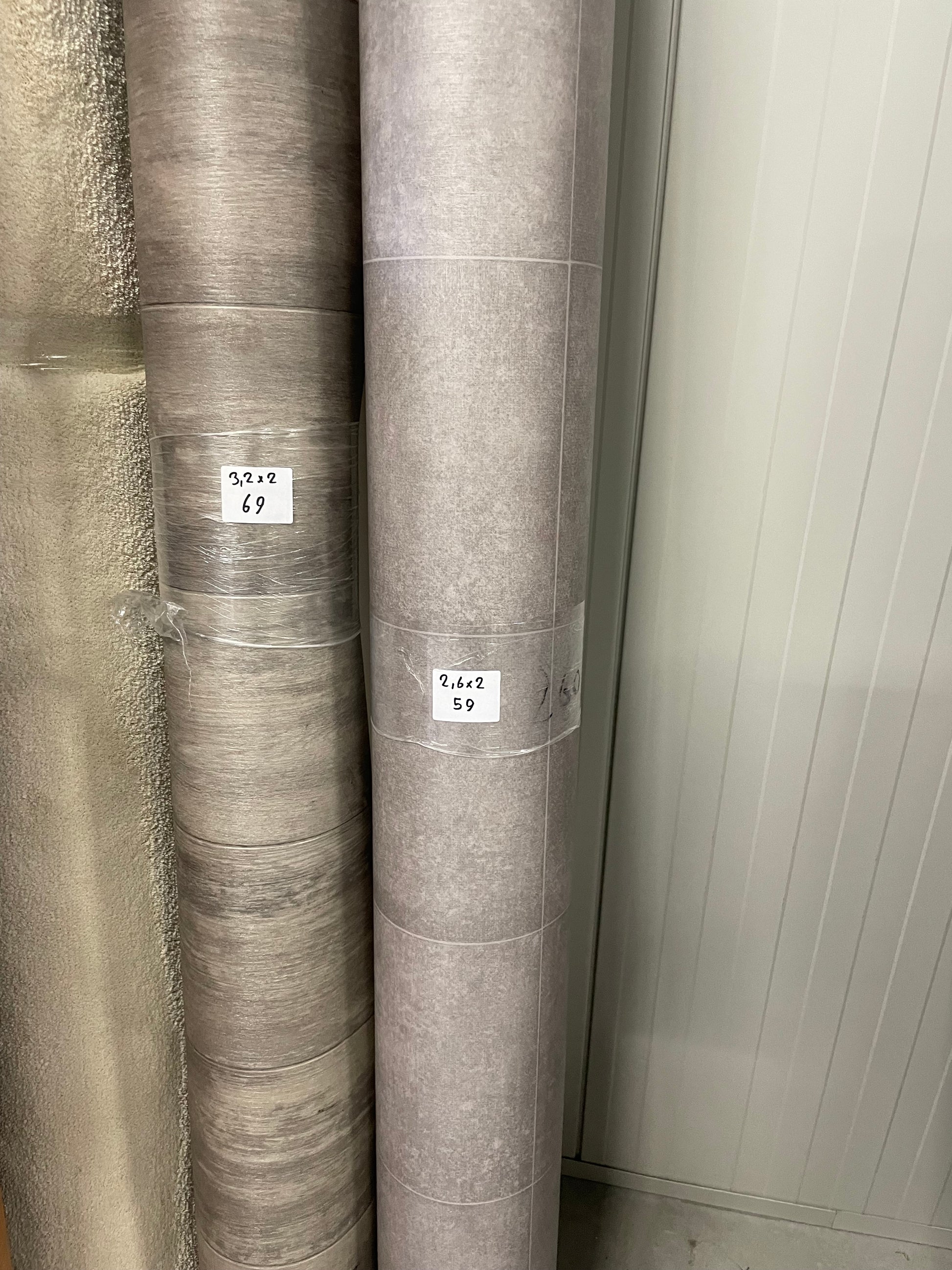 Grijs Tegelmotief Betonlook Vinyl Restpartij | 2,00x2,60mtr - Vinylrestpartij.nl 