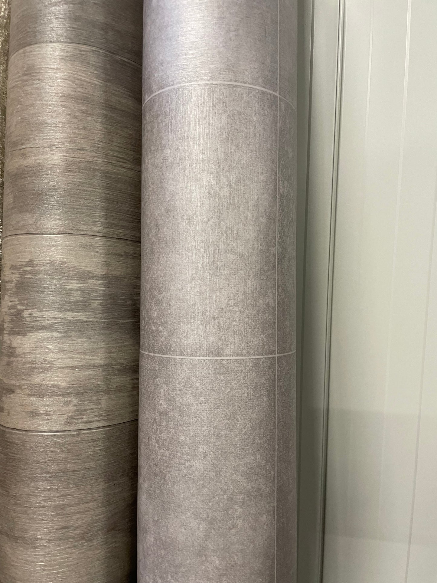 Grijs Tegelmotief Betonlook Vinyl Restpartij | 2,00x2,60mtr - Vinylrestpartij.nl 