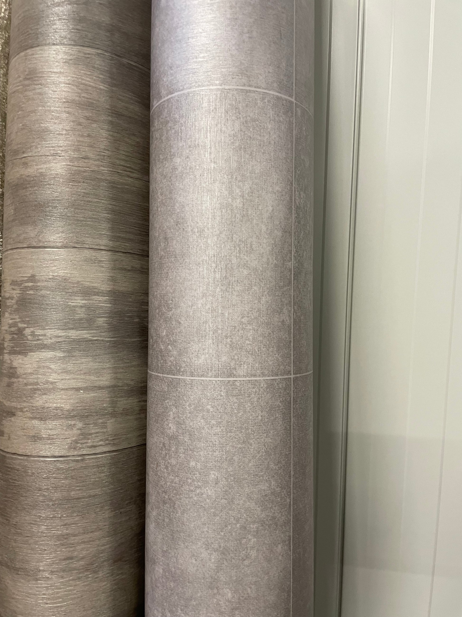 Grijs Tegelmotief Betonlook Vinyl Restpartij | 2,00x2,60mtr - Vinylrestpartij.nl 