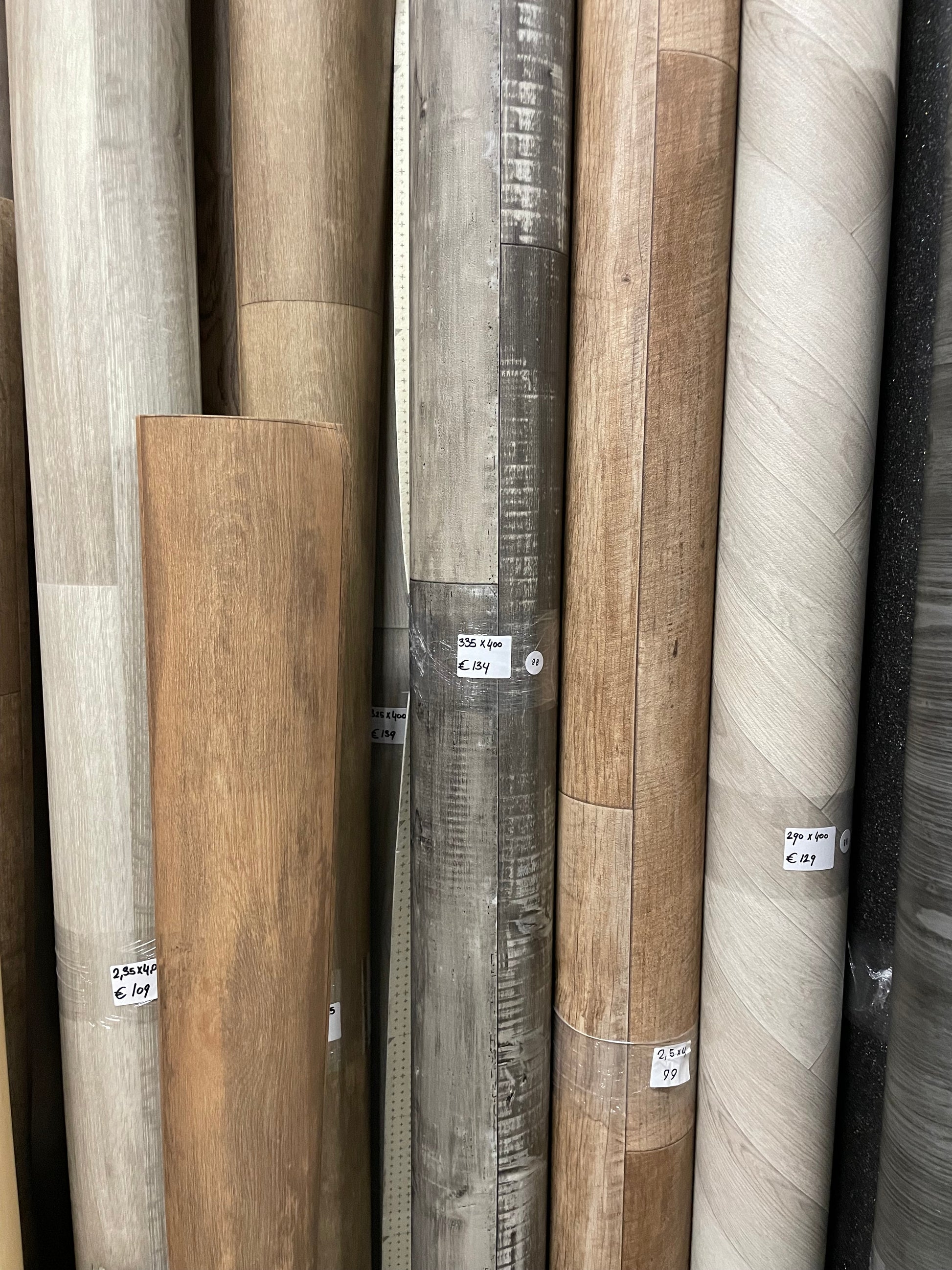 Grijsbruin Boereneiken Vinyl Restpartij | 3,35x4,00mtr - Vinylrestpartij.nl 