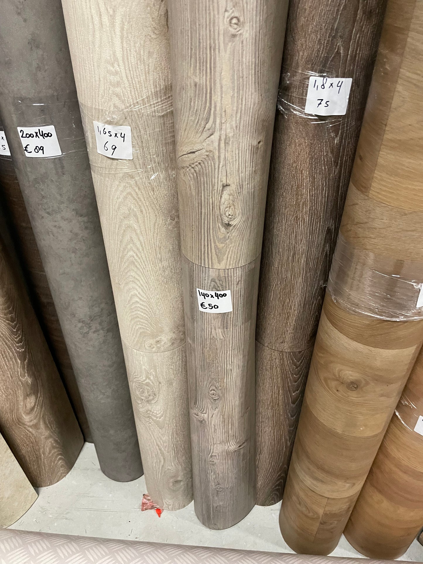 Grijsbruin Pijnboom Vinyl Restpartij | 1,40x4,00mtr - Vinylrestpartij.nl 