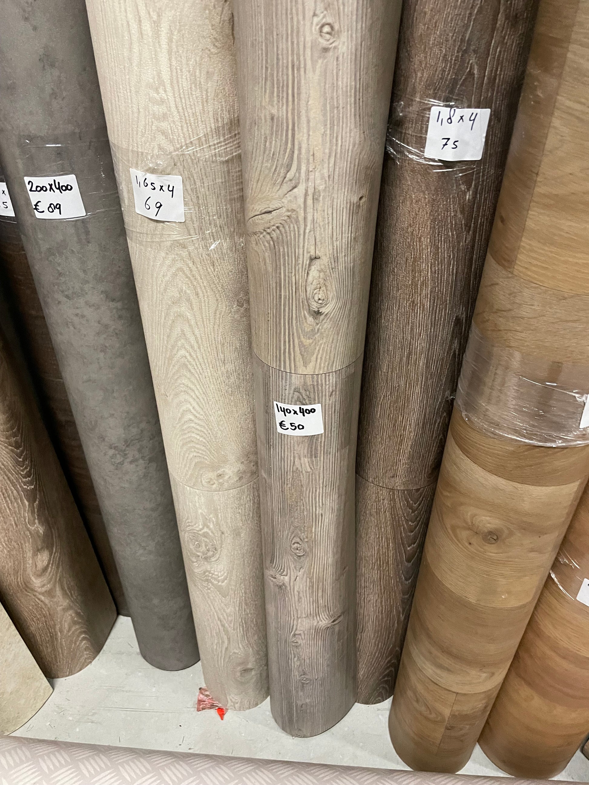 Grijsbruin Pijnboom Vinyl Restpartij | 1,40x4,00mtr - Vinylrestpartij.nl 