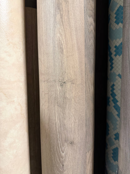 Natuur Greige Eiken Project Vinyl Restpartij (Extra Harde Toplaag) |
2,85x4,00mtr