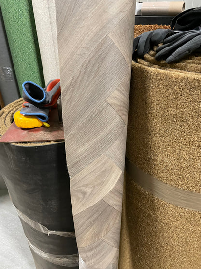 Visgraat Bruin Eiken Vinyl Restpartij | 1,30x2,20mtr - Vinylrestpartij.nl 