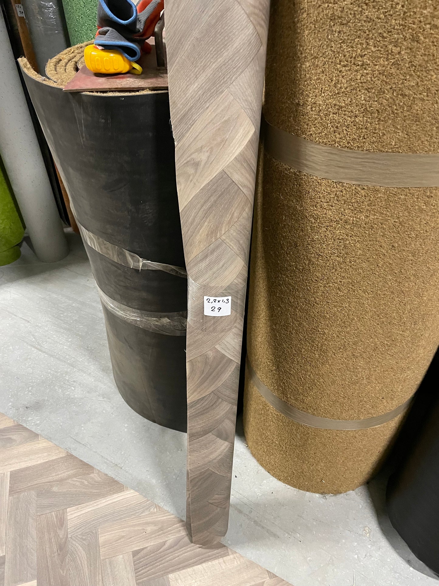 Visgraat Bruin Eiken Vinyl Restpartij | 1,30x2,20mtr - Vinylrestpartij.nl 