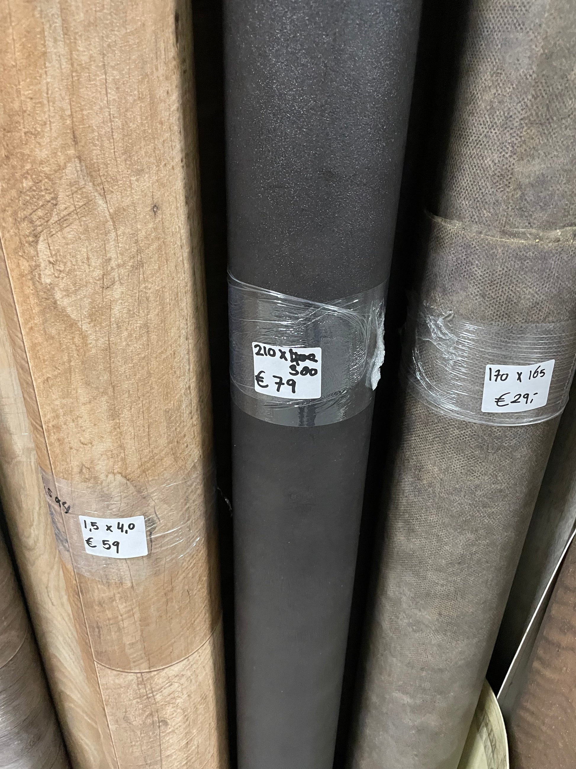 Zwart Betonlook Vinyl Restpartij | 2,10x3,80mtr - Vinylrestpartij.nl 
