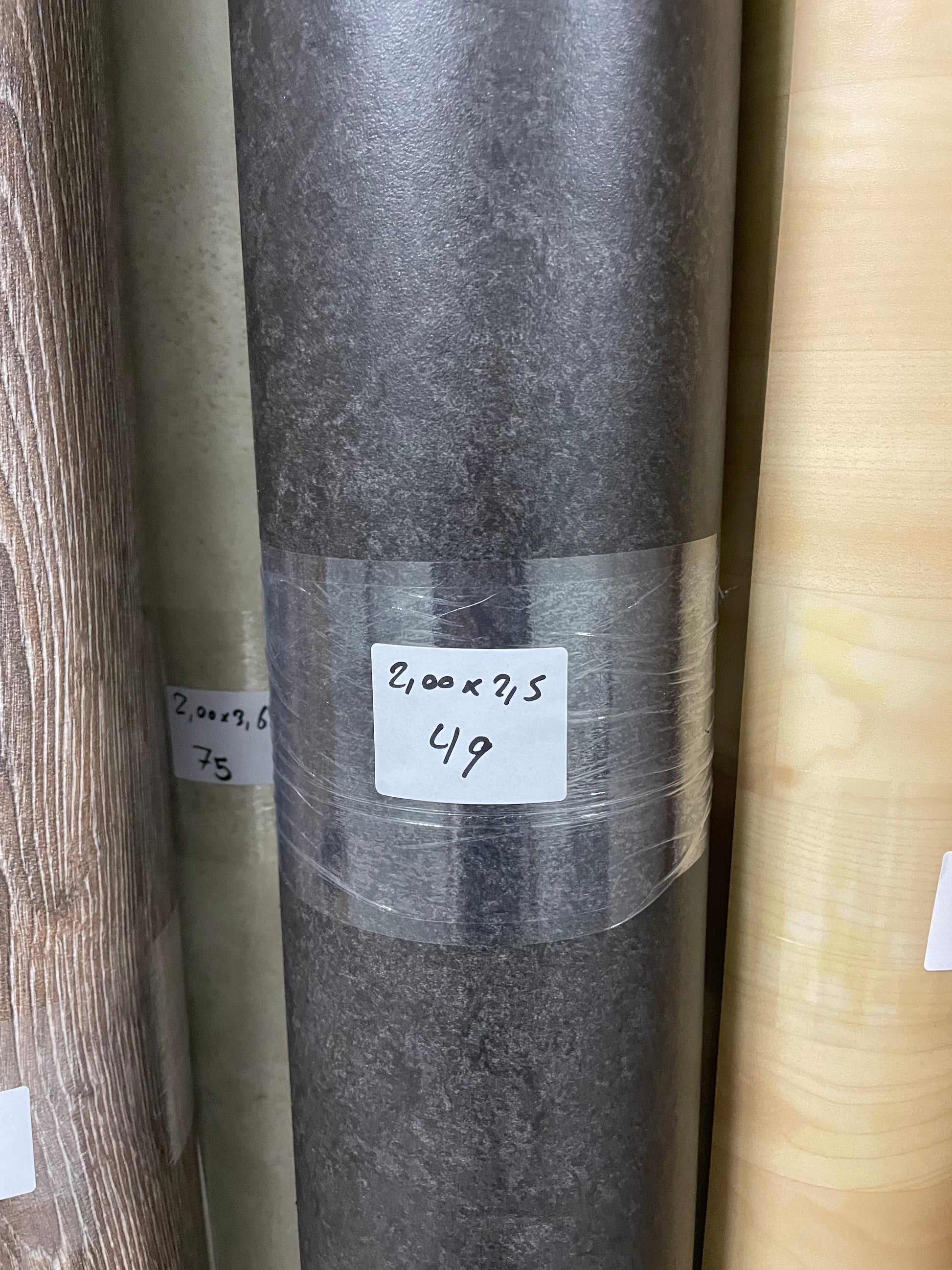 Zwart Gemarmerd Betonlook Vinyl Restpartij | 2,00x2,50mtr - Vinylrestpartij.nl 
