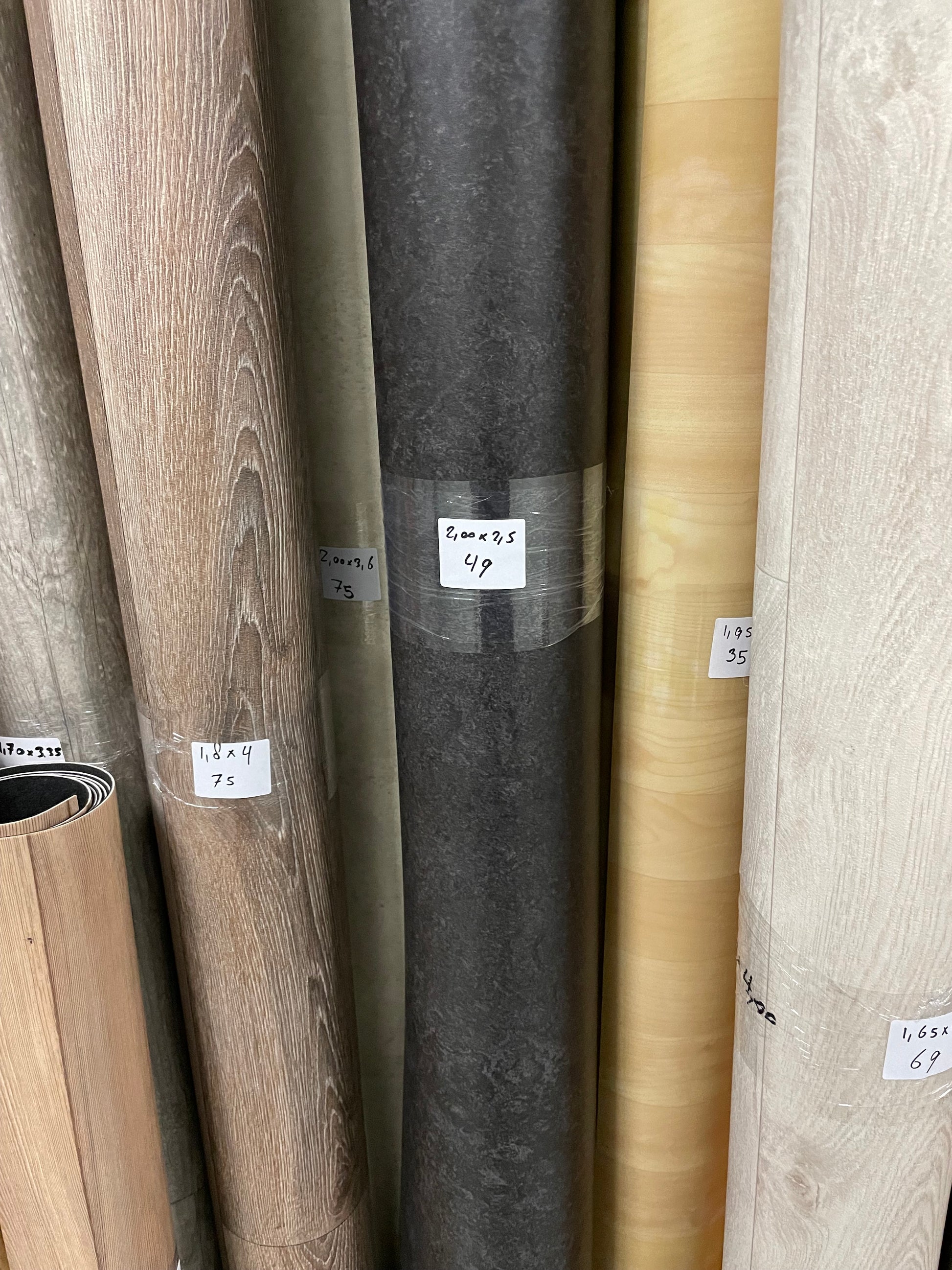 Zwart Gemarmerd Betonlook Vinyl Restpartij | 2,00x2,50mtr - Vinylrestpartij.nl 
